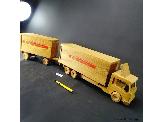 Grote houten vrachtwagen met aanhanger - afbeelding 2 van  5