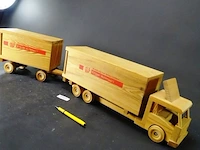 Grote houten vrachtwagen met aanhanger - afbeelding 2 van  5