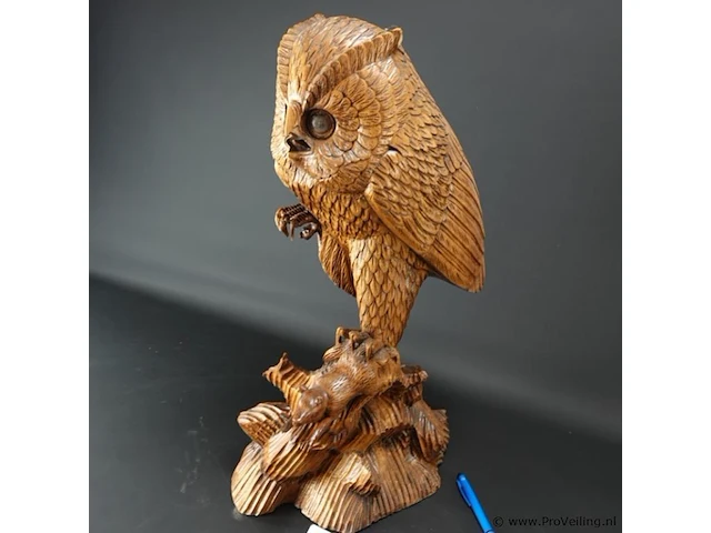 Grote in hout gesneden uil met prooi - afbeelding 2 van  5