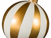 Grote kerstbal sculpture van glasvezel - afbeelding 1 van  1