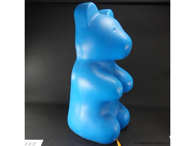 Grote kunststof beer als lamp - afbeelding 3 van  5