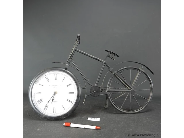Grote metalen fiets als klok - afbeelding 1 van  5