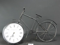 Grote metalen fiets als klok - afbeelding 1 van  5