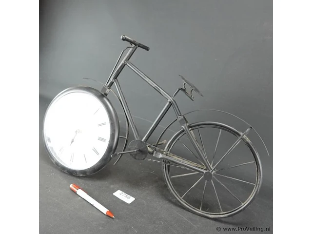 Grote metalen fiets als klok - afbeelding 2 van  5