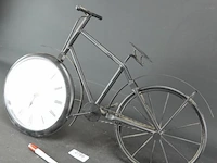 Grote metalen fiets als klok - afbeelding 2 van  5