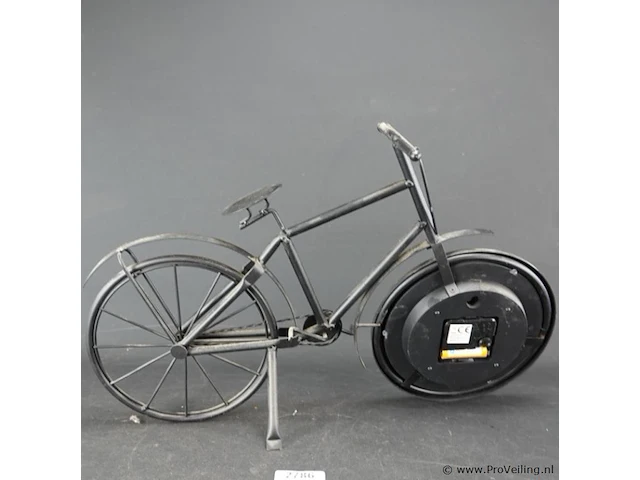 Grote metalen fiets als klok - afbeelding 4 van  5
