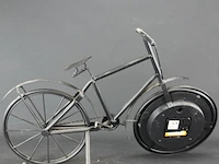 Grote metalen fiets als klok - afbeelding 4 van  5