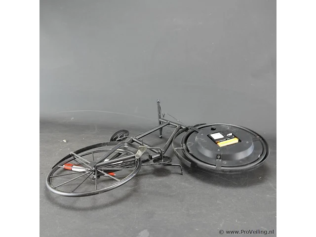 Grote metalen fiets als klok - afbeelding 5 van  5