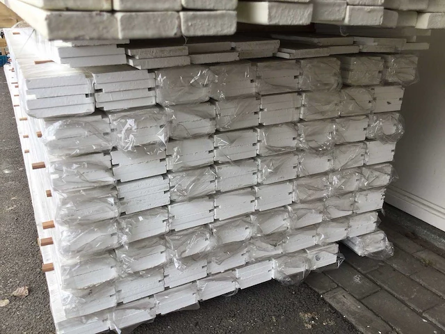 Grote pallet met 276 hoge plinten. - afbeelding 1 van  4