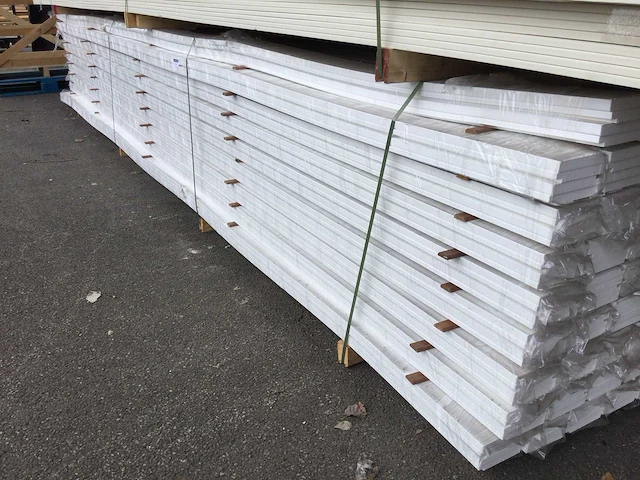 Grote pallet met 276 hoge plinten. - afbeelding 2 van  4