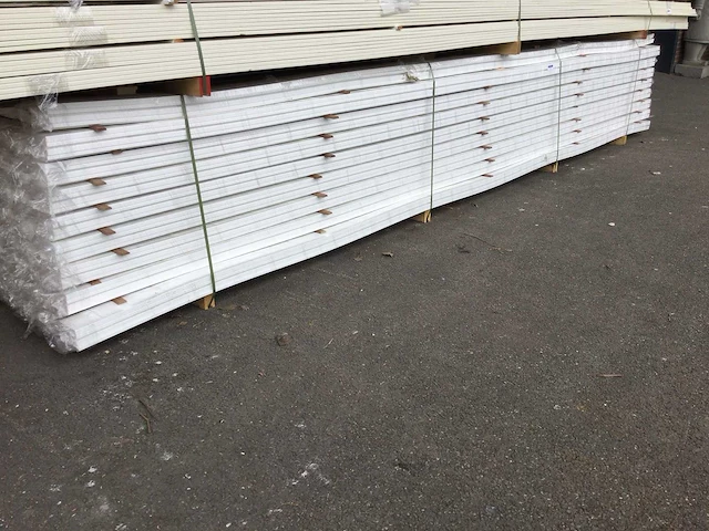 Grote pallet met 276 hoge plinten. - afbeelding 3 van  4