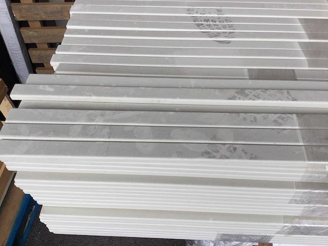 Grote pallet met lage plinten. - afbeelding 2 van  5