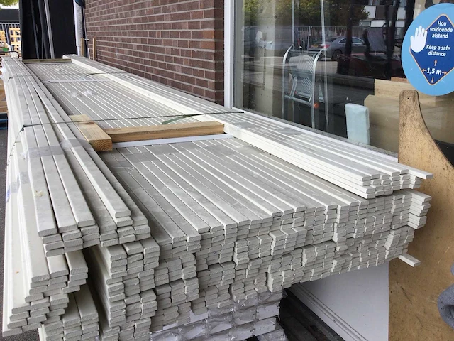 Grote pallet met lage plinten. - afbeelding 4 van  5