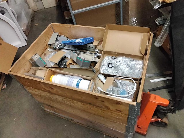 Grote pallet met sanitair spullen. - afbeelding 1 van  8