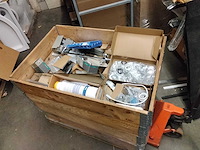 Grote pallet met sanitair spullen. - afbeelding 1 van  8