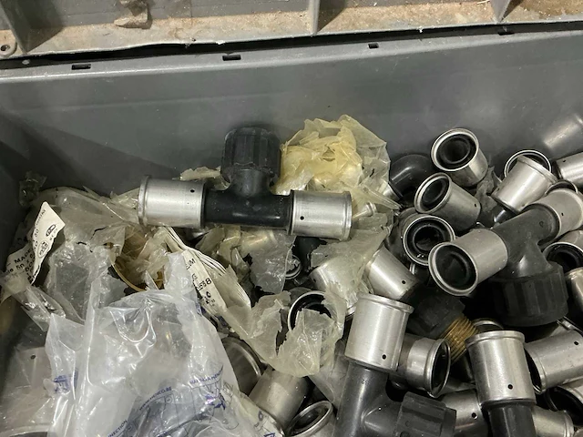 Grote partij a-merk sanitair en kantoor artikelen - afbeelding 29 van  77