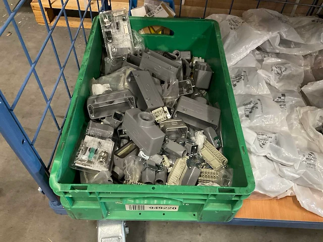 Grote partij diverse bevestigings- en elektramaterialen - afbeelding 5 van  35