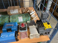 Grote partij diverse bevestigings- en elektramaterialen - afbeelding 27 van  35