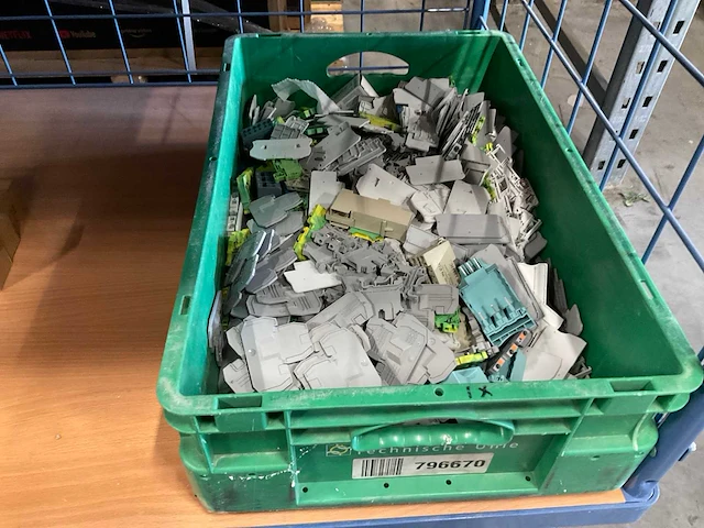 Grote partij diverse bevestigings- en elektramaterialen - afbeelding 28 van  35