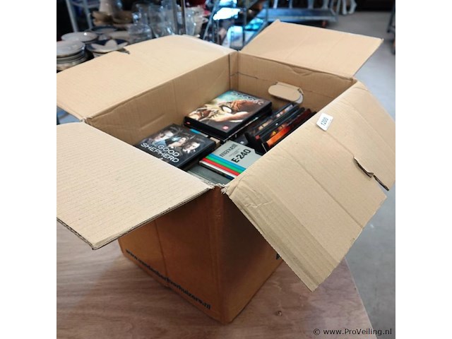 Grote partij dvd's e.d. in verhuisdoos - afbeelding 1 van  5