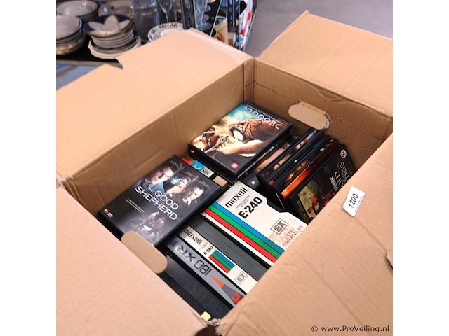 Grote partij dvd's e.d. in verhuisdoos - afbeelding 2 van  5