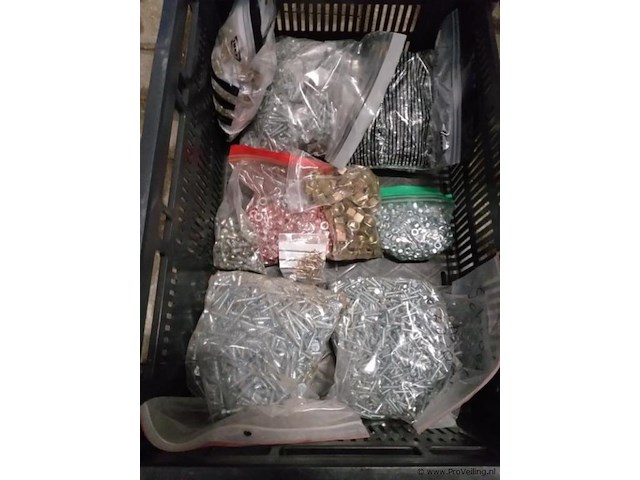 Grote partij ijzerwaren - o.a. bouten, moeren, zelf tappers enz. 3 kratten vol - afbeelding 1 van  7