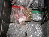 Grote partij ijzerwaren - o.a. bouten, moeren, zelf tappers enz. 3 kratten vol - afbeelding 1 van  7