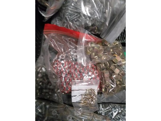 Grote partij ijzerwaren - o.a. bouten, moeren, zelf tappers enz. 3 kratten vol - afbeelding 2 van  7