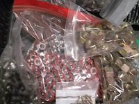 Grote partij ijzerwaren - o.a. bouten, moeren, zelf tappers enz. 3 kratten vol - afbeelding 2 van  7