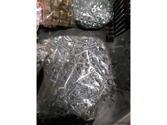 Grote partij ijzerwaren - o.a. bouten, moeren, zelf tappers enz. 3 kratten vol - afbeelding 3 van  7