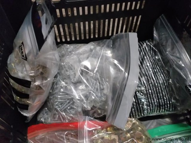 Grote partij ijzerwaren - o.a. bouten, moeren, zelf tappers enz. 3 kratten vol - afbeelding 5 van  7