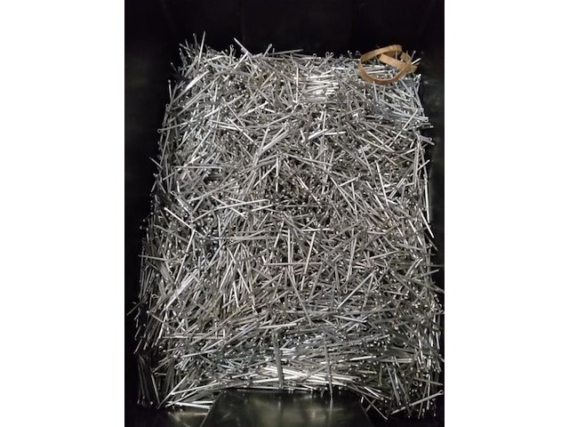 Grote partij ijzerwaren - o.a. bouten, moeren, zelf tappers enz. 3 kratten vol - afbeelding 6 van  7