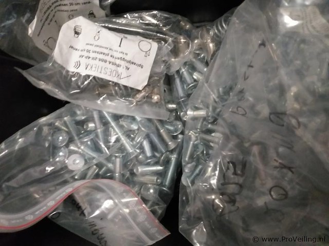 Grote partij ijzerwaren - o.a. bouten, moeren, zelf tappers enz. 3 kratten vol - afbeelding 7 van  7