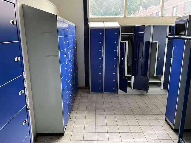 Grote partij lockerkasten - afbeelding 2 van  17
