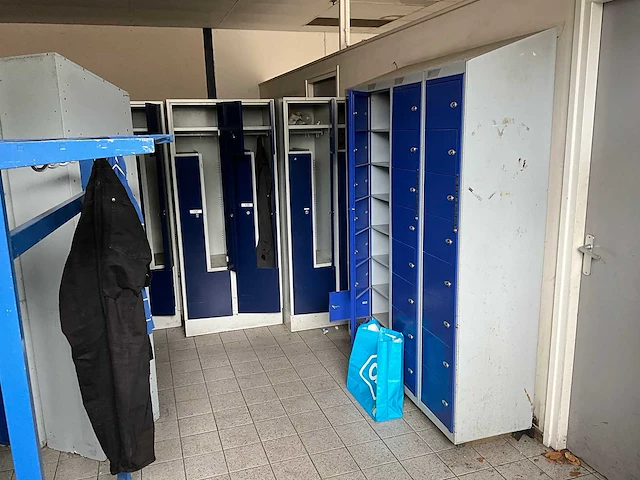 Grote partij lockerkasten - afbeelding 3 van  17