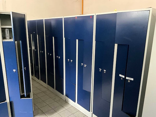 Grote partij lockerkasten - afbeelding 4 van  17