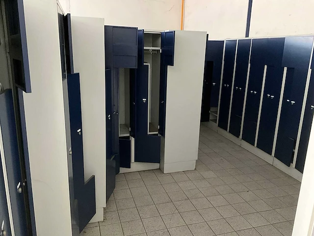 Grote partij lockerkasten - afbeelding 5 van  17