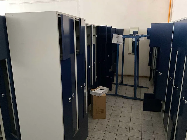 Grote partij lockerkasten - afbeelding 7 van  17