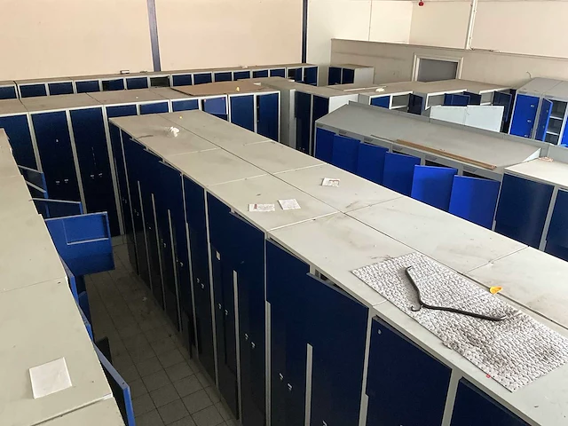 Grote partij lockerkasten - afbeelding 1 van  17