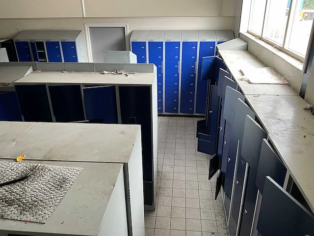Grote partij lockerkasten - afbeelding 10 van  17