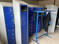 Grote partij lockerkasten - afbeelding 17 van  17