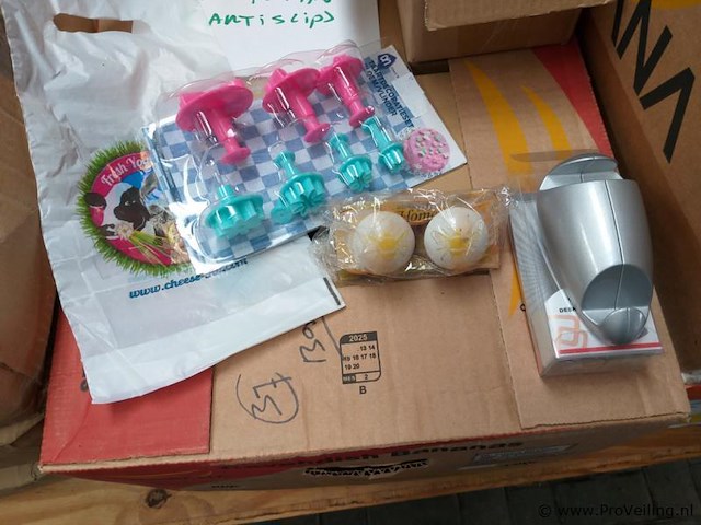 Grote partij markthandel - 2 pallets vol - nieuw en gebruikt. - afbeelding 2 van  6