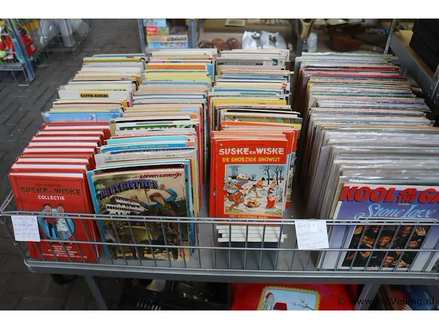 Grote partij met stripboeken & lp's, diverse genres/titels - afbeelding 1 van  13
