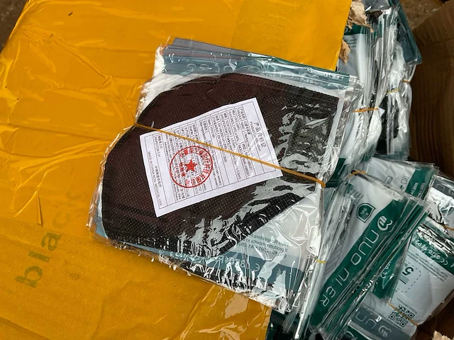 Grote partij mondkapjes - afbeelding 6 van  7