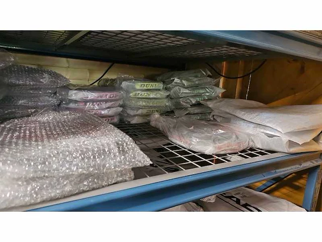Grote partij ongebruikte bullpadel en dunlop padels artikelen - afbeelding 1 van  9