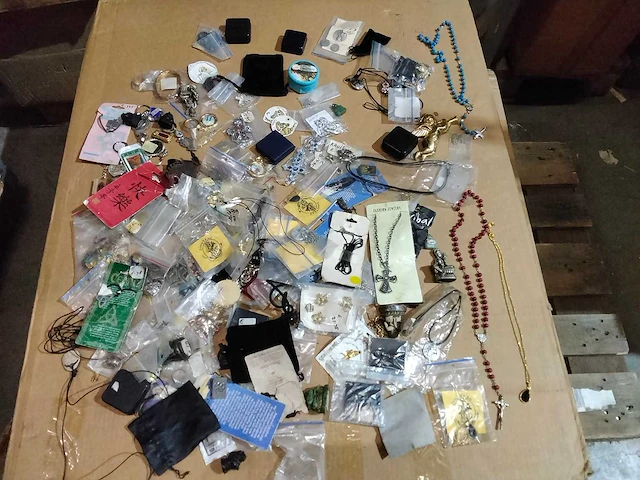 Grote partij oorbellen, ringen, hangertjes etc. - afbeelding 1 van  8