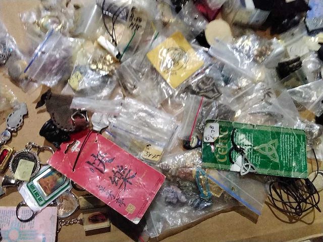 Grote partij oorbellen, ringen, hangertjes etc. - afbeelding 6 van  8