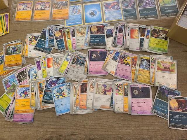 Grote pokémon collectie met zeldzame psa gewaardeerde charizard kaart en gevulde deckboxen + meer - afbeelding 2 van  18
