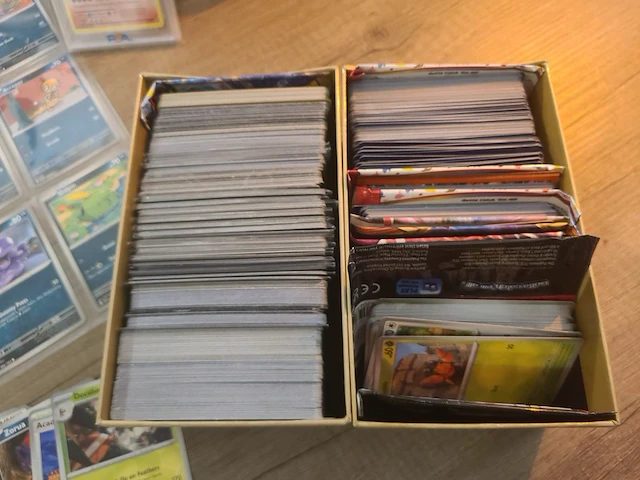 Grote pokémon collectie met zeldzame psa gewaardeerde charizard kaart en gevulde deckboxen + meer - afbeelding 3 van  18