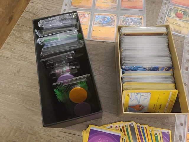 Grote pokémon collectie met zeldzame psa gewaardeerde charizard kaart en gevulde deckboxen + meer - afbeelding 5 van  18